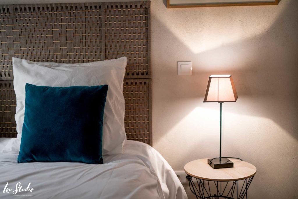 Détail du lit et lampe de chevet